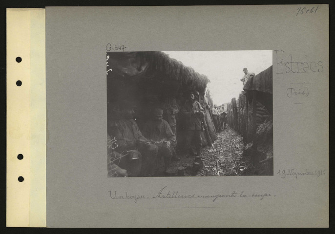 Estrées (près). Un boyau. Artilleurs mangeant la soupe