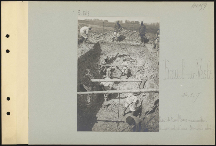 Breuil-sur-Vesle. Camp de tirailleurs annamites. Creusement d'une tranchée-abri