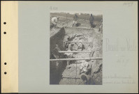 Breuil-sur-Vesle. Camp de tirailleurs annamites. Creusement d'une tranchée-abri