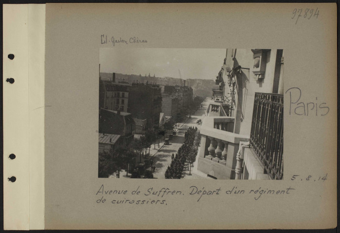 Paris. Avenue de Suffren. Départ d'un régiment de cuirassiers