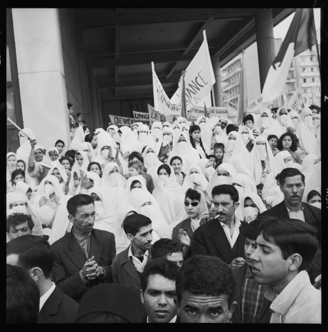 Manifestation et meeting à Alger organisée par le FLN en présence de Bachir Boumaza (ministre du travail), Ben Bella et Boumedienne (début): 1
