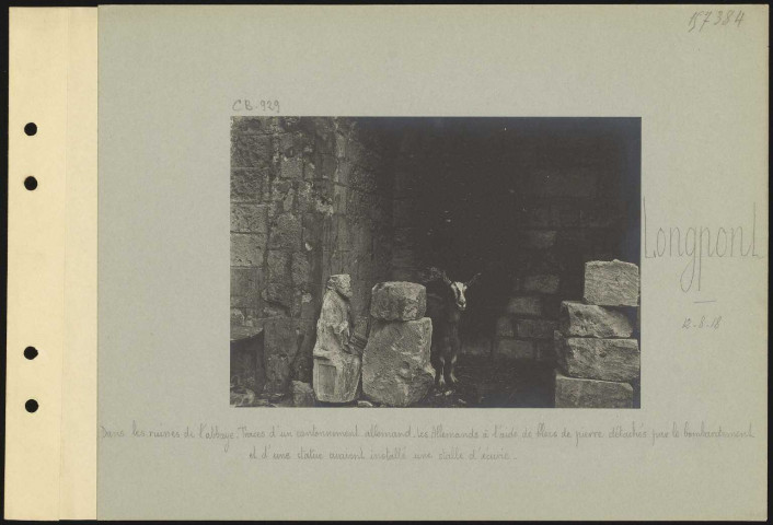 Longpont. Dans les ruines de l'abbaye. Traces d'un cantonnement allemand. Les Allemands à l'aide de blocs de pierre détachés par le bombardement et d'une statue avaient installé une stalle d'écurie