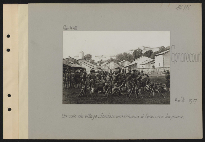 Gondrecourt. Un coin du village. Soldats américains à l'exercice. La pause