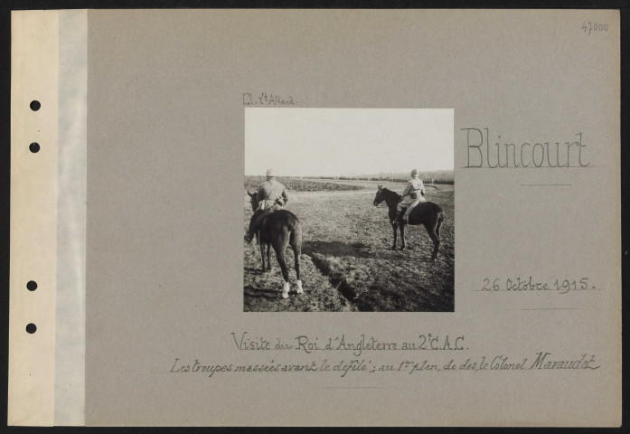 Blincourt. Visite du roi d'Angleterre au deuxième CAC. Les troupes massées avant le défilé ; au premier plan, de dos, le colonel Maraudet