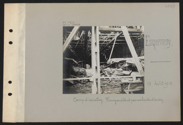 Esquennoy. Camp d'aviation. Hangar détruit par une bombe d'avion