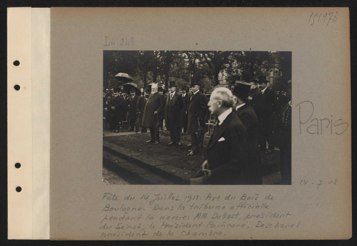 Paris. Fête du 14 juillet 1918. Avenue du bois de Boulogne. Dans la tribune officielle pendant la revue : MM. Dubost, président du Sénat, le président Poincaré, Deschanel président de la Chambre