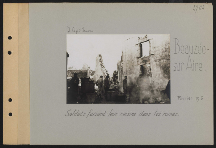 Beauzée-sur-Aire. Soldats faisant leur cuisine dans les ruines