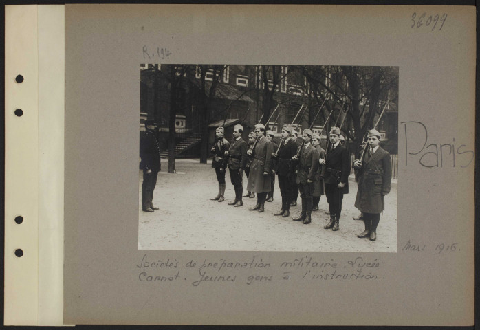 Paris. Sociétés de préparation militaire. Lycée Carnot. Jeunes gens à l'instruction