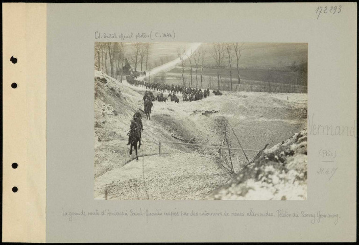 Vermand (près). La grande route d'Amiens à Saint-Quentin coupée par des entonnoirs de mines allemandes. Peloton du Surrey Yeomanry