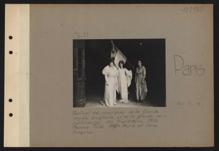 Paris. Festival des musiques de la garde royale anglaise et de la garde républicaine. Au Trocadéro. Mlle Carrie Tubb, Mlles Roch et Véra Sergine