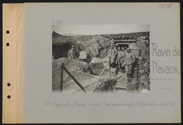 Ravin de Navaux (sud-est de Ferme Mormont). PC Bagatelle. Debout devant l'entrée, (en calot) le colonel Barthélemy du 69e RI
