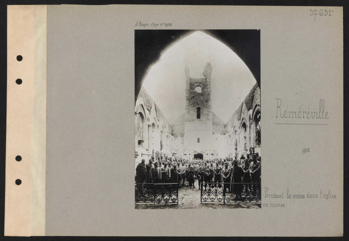 Réméréville. Pendant la messe dans l'église en ruines