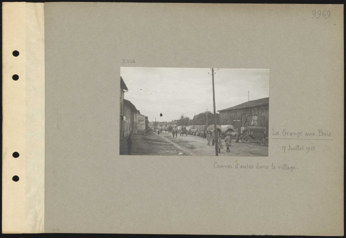 La Grange-aux-Bois. Convoi d'autos dans le village