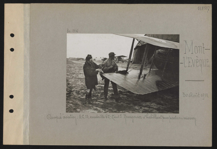 Mont-l'Évêque. Camp d'aviation : GC 13, escadrille 65 ; lieutenant Nungesser s'habillant pour partir en mission