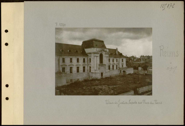 Reims. Palais de justice. Façade sur place du Parvis