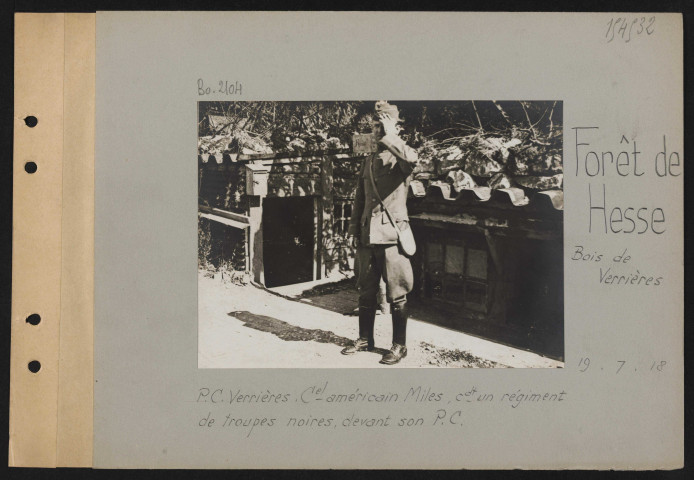 Forêt de Hesse, Bois de Verrières. PC Verrières. Colonel américain Miles, commandant un régiment de troupes noires, devant son PC