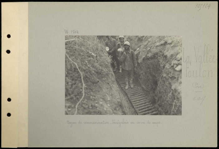 La Vallée Foulon (près). Boyau de communication. Sénégalais en corvée de soupe