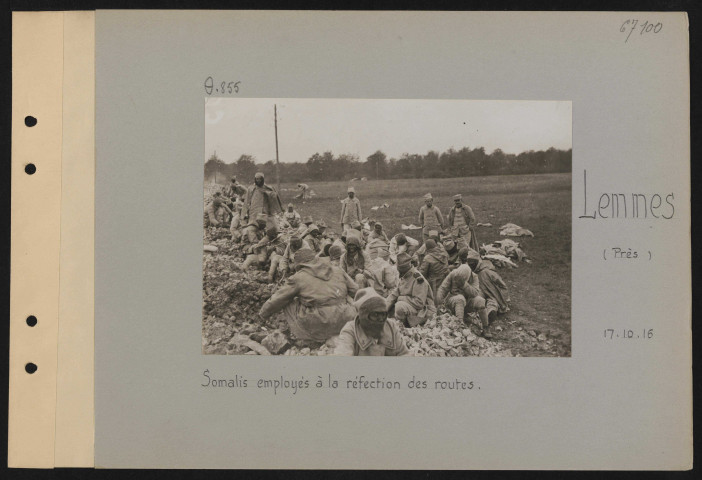 Lemmes (près). Somalis employés à la réfection des routes