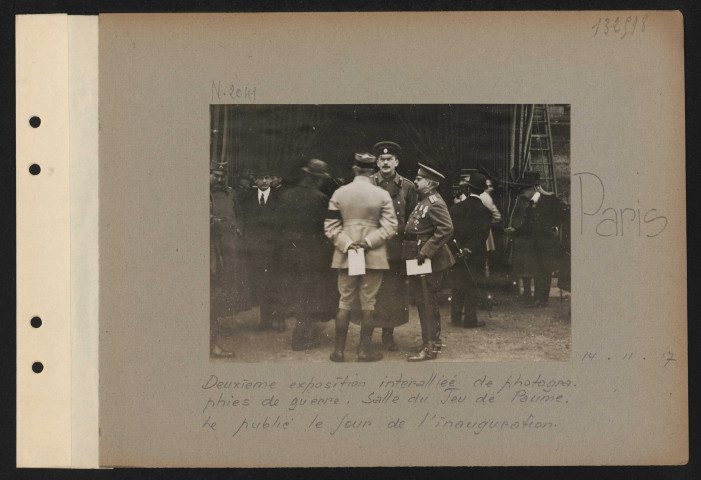 Paris. Deuxième exposition interalliée de photographies de guerre. Salle du Jeu de Paume. Le public, le jour de l'inauguration