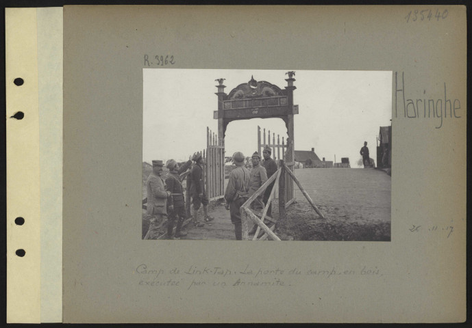 Haringhe. Camp de Link-Tap. La porte du camp en bois, exécutée par un annamite