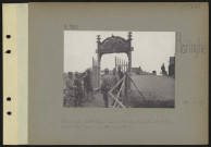 Haringhe. Camp de Link-Tap. La porte du camp en bois, exécutée par un annamite