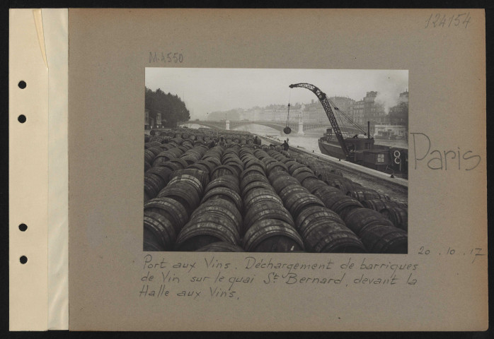 Paris. Port aux vins. Déchargement de barriques de vin sur le quai Saint-Bernard, devant la Halles-aux-vins