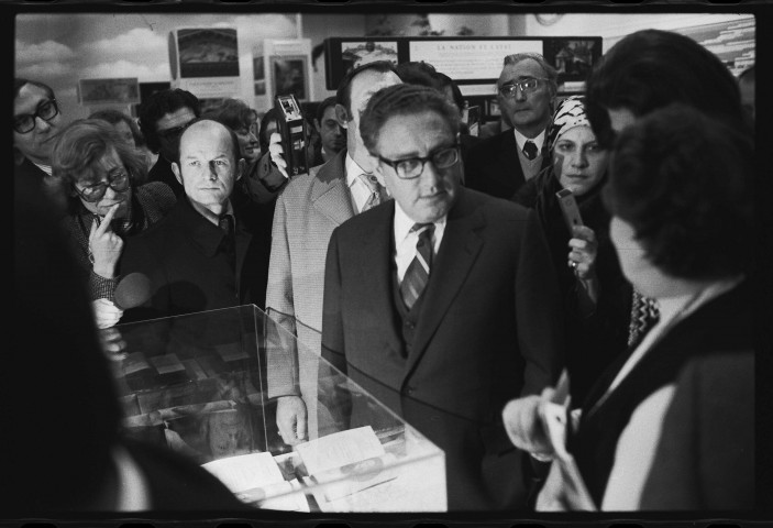 Henry Kissinger à Paris. À la sortie du métro Nanterre-Université