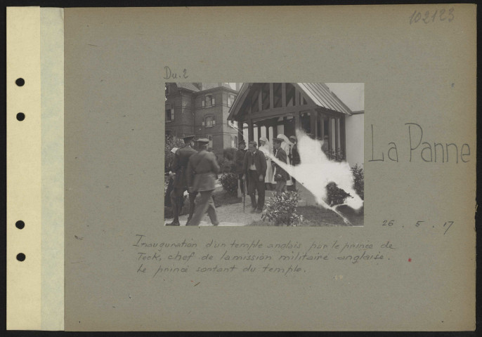 La Panne. Inauguration d'un temple anglais par le prince de Teck, chef de la mission militaire anglaise. Le prince sortant du temple