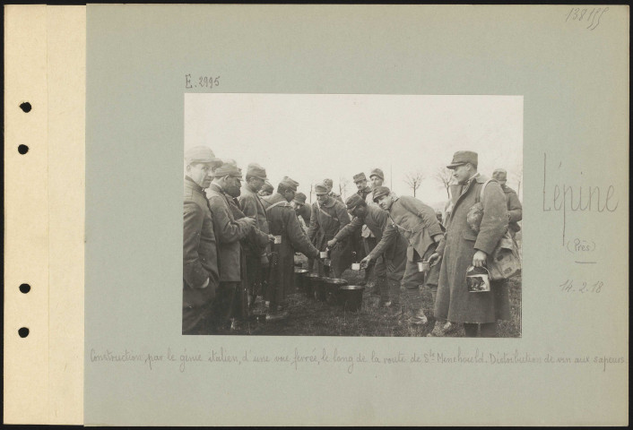 Lépine (près). Creusement par le génie italien d'une voie ferrée, le long de la route de Sainte-Menehould. Distribution de vin aux sapeurs