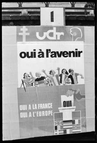 Affiches pour le référendum sur l'élargissement des Communautés européennes. Motards dans Paris. Manifestation du FSI