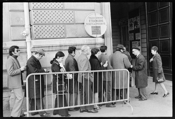 Queue devant la préfecture de police : entrée dédiée aux étrangers. Scènes de rue à Paris