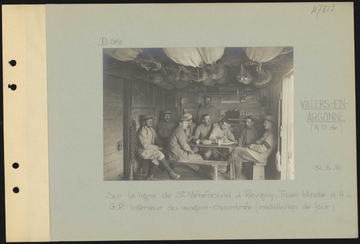 Villers-en-Argonne (nord-ouest de). Sur la ligne de Sainte-Menehould è Revigny. Train blindé d'artillerie lourde à grande puissance. Intérieur du wagon-chambrée (installation de jour)