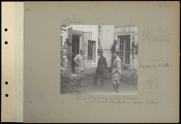 Moulins. Poste de commandement du commandant du secteur de Lay-Saint-Christophe. Le colonel Renault interrogeant un prisonnier allemand