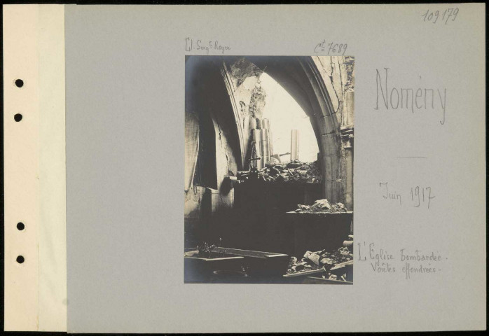 Nomeny. L'église bombardée. Voûtes effondrées