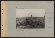 Ferme Les Chambrettes (ouest du Bois des Caurières). Près de la ferme. Le terrain bombardé