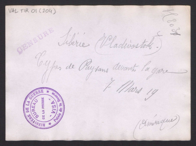 Sibérie (Vladivostok). Types de paysans devant la gare