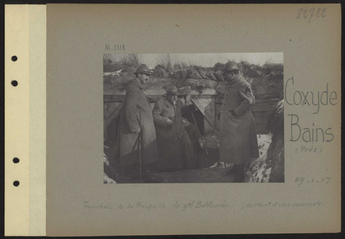 Coxyde-Bains (près). Tranchées de la presqu'île. Le général Balfourier, sortant d'une casemate