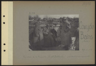 Coxyde-Bains (près). Tranchées de la presqu'île. Le général Balfourier, sortant d'une casemate