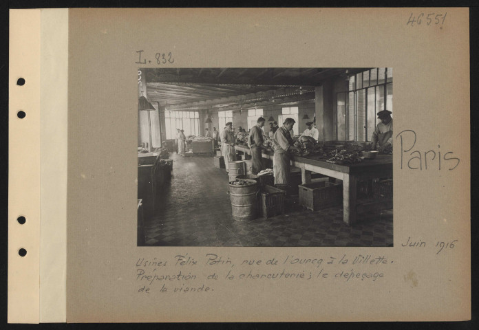 Paris. Usines Félix Potin, rue de l'Ourcq à la Vilette. Préparation de la charcuterie ; le dépeçage de la viande