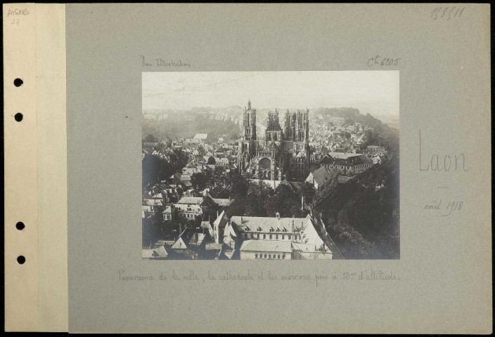 Laon. Panorama de la ville ; la cathédrale et les environs pris à 50 mètres d'altitude