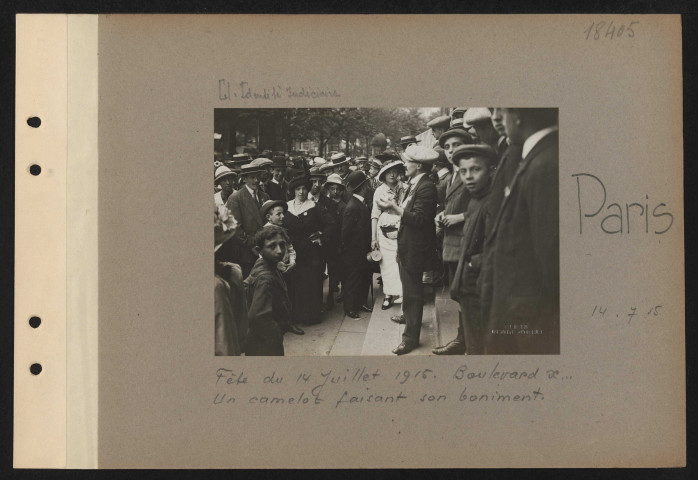 Paris. Fête du 14 juillet 1915. Boulevard x… Un camelot faisant son boniment