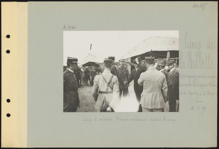 Camp de la Noblette (est de Cuperly, près du carrefour des routes de Suippes à Châlons et de Cuperly à La Cheppe). Camp d'aviation. Mission américaine visitant le camp