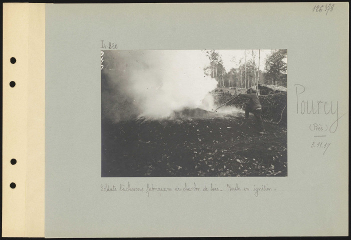 Pourcy (près). Soldats bûcherons fabriquant du charbon de bois. Meule en ignition