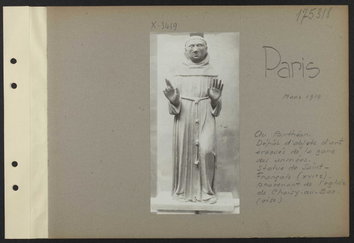 Paris. Au Panthéon. Dépôt d'objets d'art évacués de la zone des armées. Statue de Saint-François (XVIe siècle), provenant de l'église de Choisy-au-Bac (Oise)