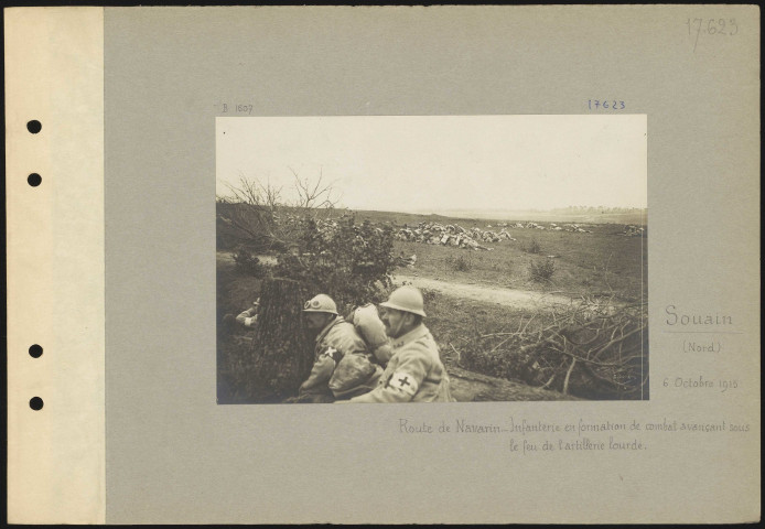 Souain (nord). Route de Navarin. Infanterie en formation de combat avançant sous le feu de l'artillerie lourde
