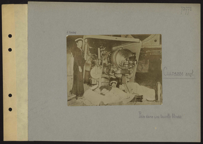 S.l. Cuirassé anglais. Pièce dans une tourelle blindée