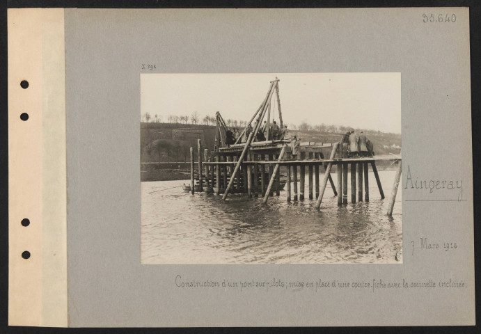 Aingeray. Construction d'un pont sur pilots ; mise en place d'une contre-fiche avec la sonnette inclinée