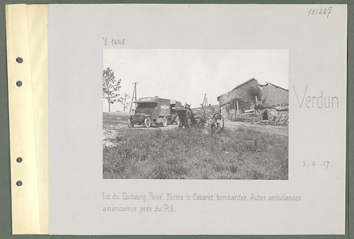 Verdun. Est du faubourg Pavé. Ferme le Cabaret bombardée. Autos ambulances américaines près du poste de sécurité