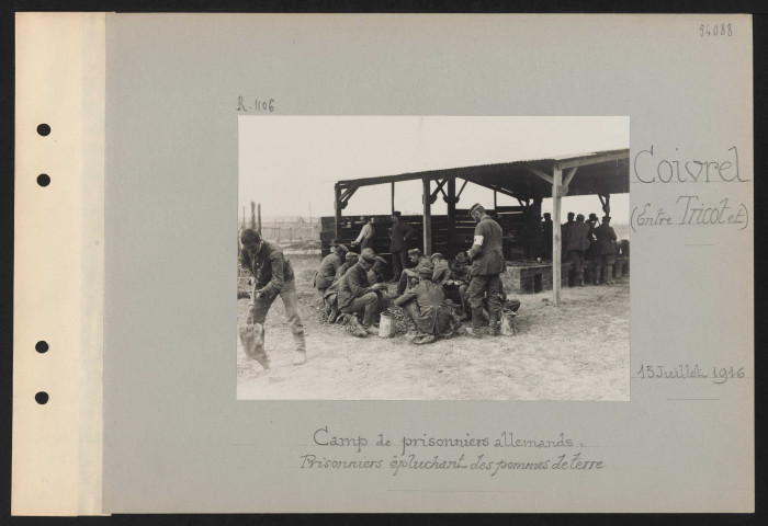 Coivrel (entre Tricot et). Camp de prisonniers allemands : prisonniers épluchant des pommes de terre