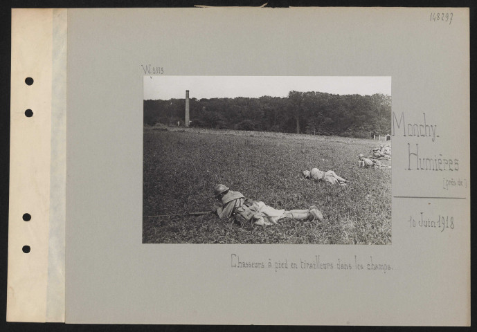Monchy-Humières (près de). Chasseurs à pied en tirailleurs dans les champs